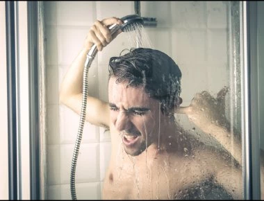 Προσοχή: Τι συμβαίνει στο ανθρώπινο σώμα εάν δεν πλυθεί για 2 ημέρες - Δείτε τις συνέπειες